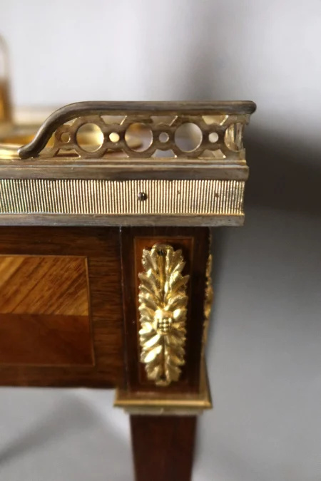 MESA CON DECANTADORES