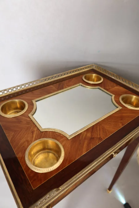 MESA CON DECANTADORES