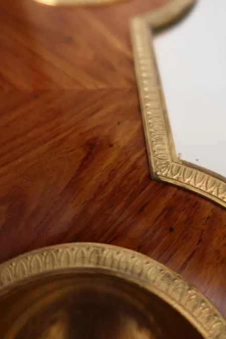 MESA CON DECANTADORES