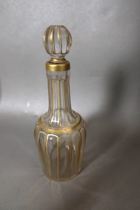 MESA CON DECANTADORES