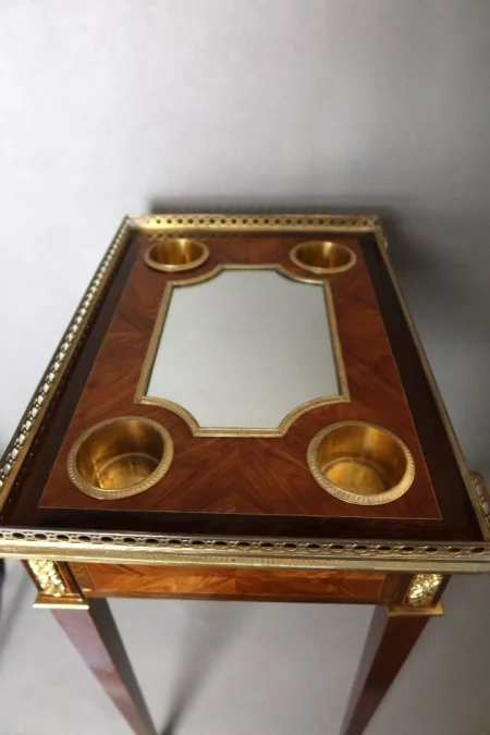 MESA CON DECANTADORES