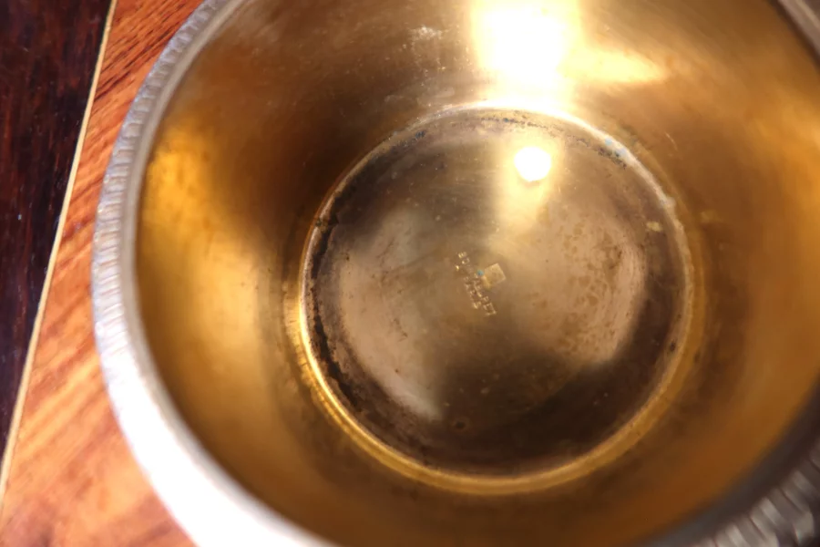 MESA CON DECANTADORES