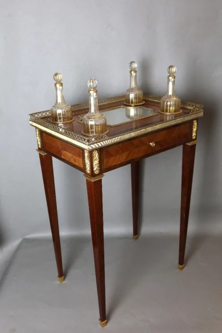 MESA CON DECANTADORES