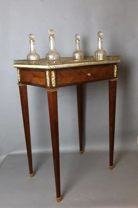 MESA CON DECANTADORES